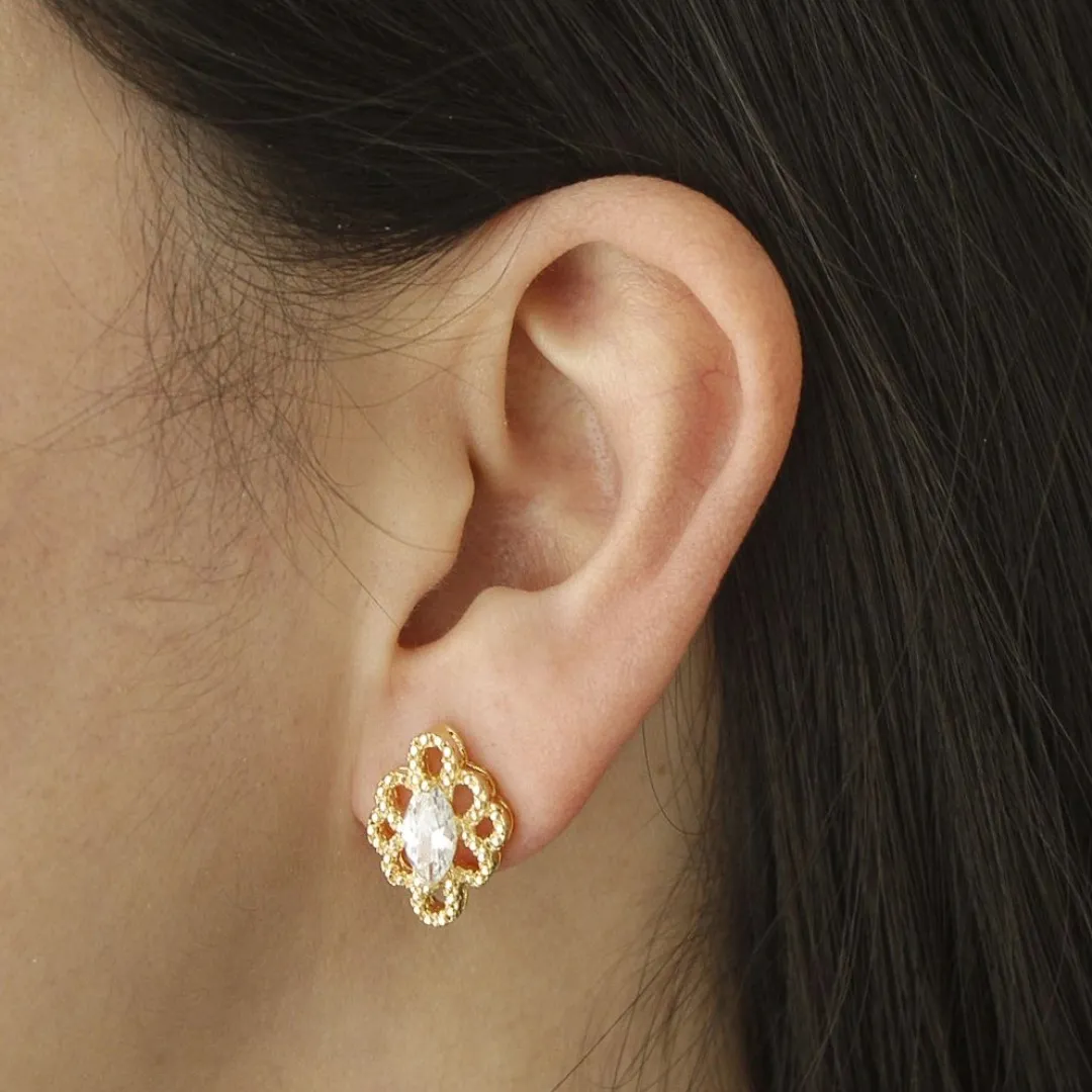BRINCO TRABALHADO COM ZIRCÔNIA OVAL. BANHADO A OURO 18K.