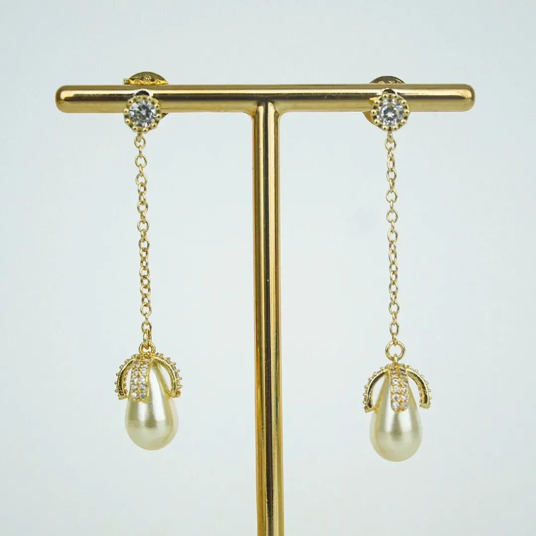 BRINCO PÊNDULO COM PÉROLA E DETALHES CRAVEJADOS. BANHADO A OURO 18K.
