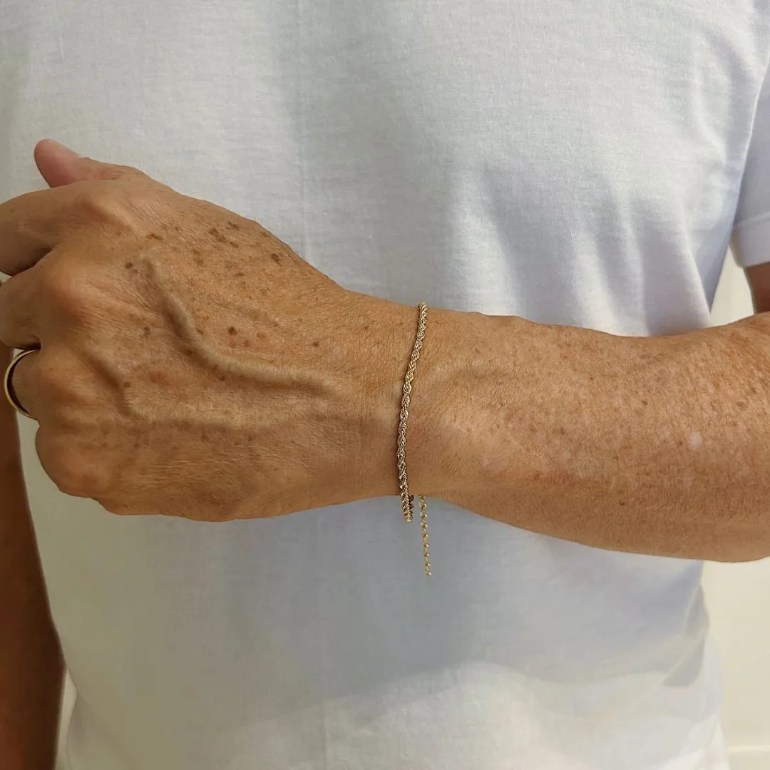 PULSEIRA CORDÃO BAIANO COM 3MM DE ESPESSURA. 20CM DE COMPRIMENTO E 5CM DE REGULAGEM. BANHADA A OURO 18K.