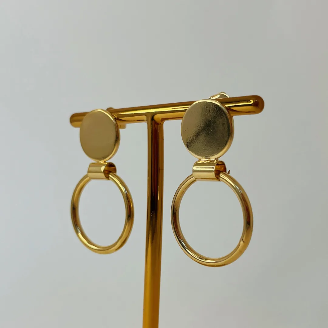 BRINCO CÍRCULOS. BANHADO A OURO 18K.