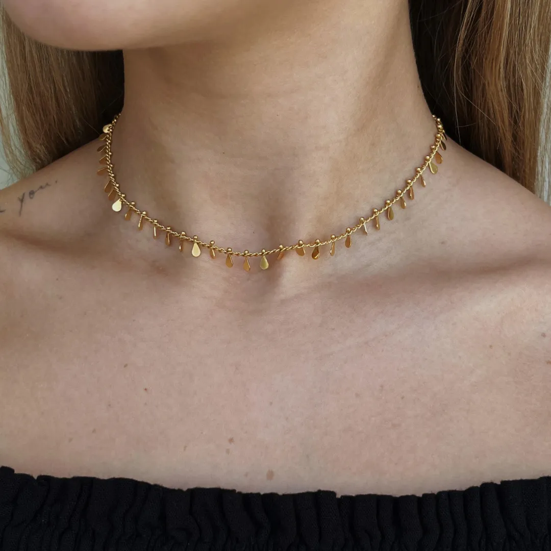 CHOKER GOTINHAS. 30CM DE COMPRIMENTO E 10CM DE REGULAGEM. BANHADA A OURO 18K.