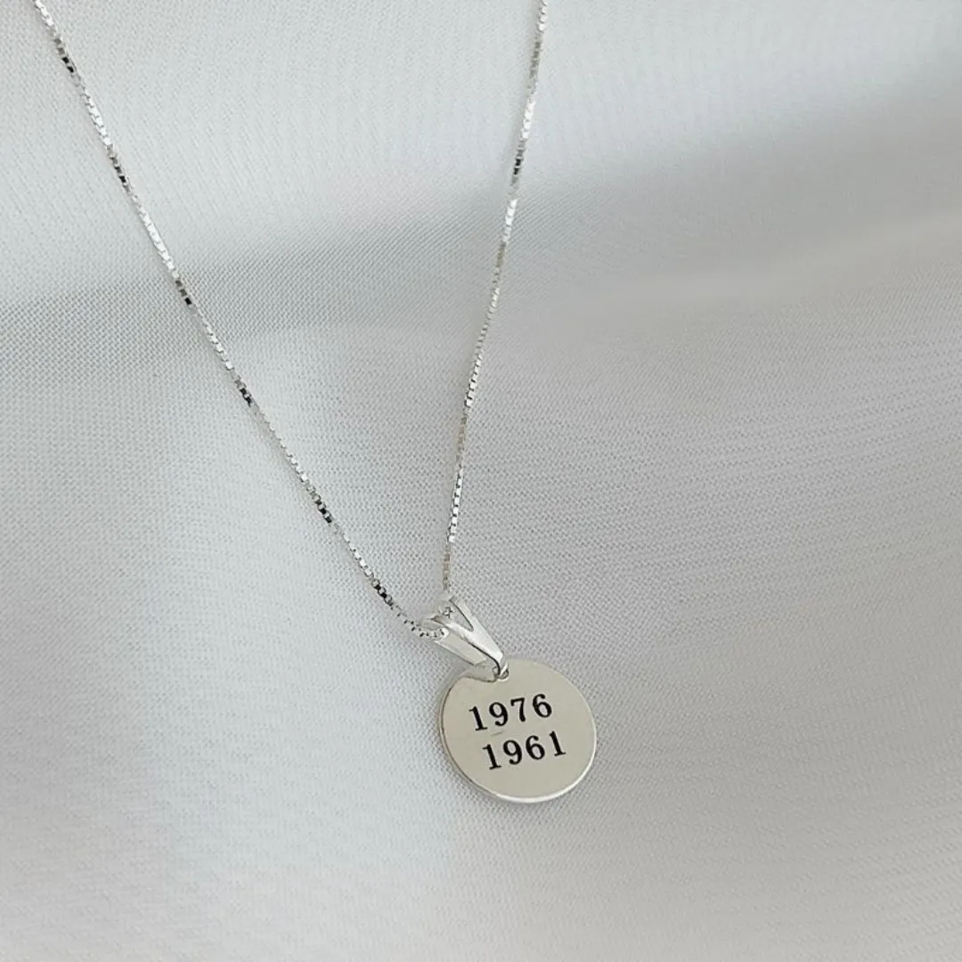 PINGENTE PERSONALIZADO MEDALHA 12MM PRATEADO. BANHADO A PRATA.