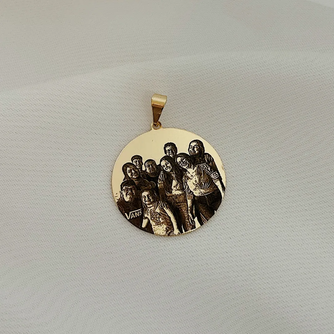 PINGENTE PERSONALIZADO MEDALHA 24MM DOURADO. BANHADO A OURO 18K.