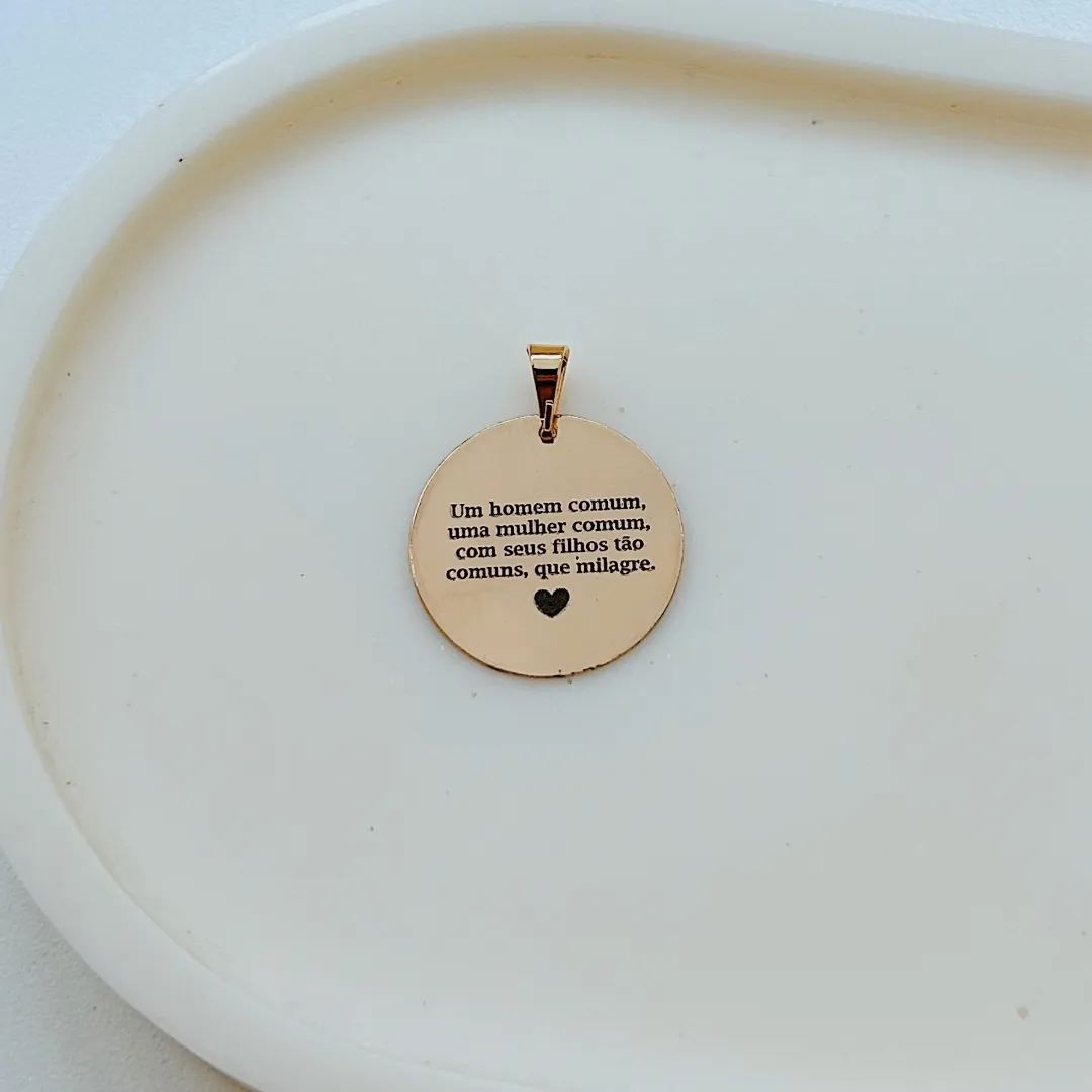 PINGENTE PERSONALIZADO MEDALHA 24MM DOURADO. BANHADO A OURO 18K.
