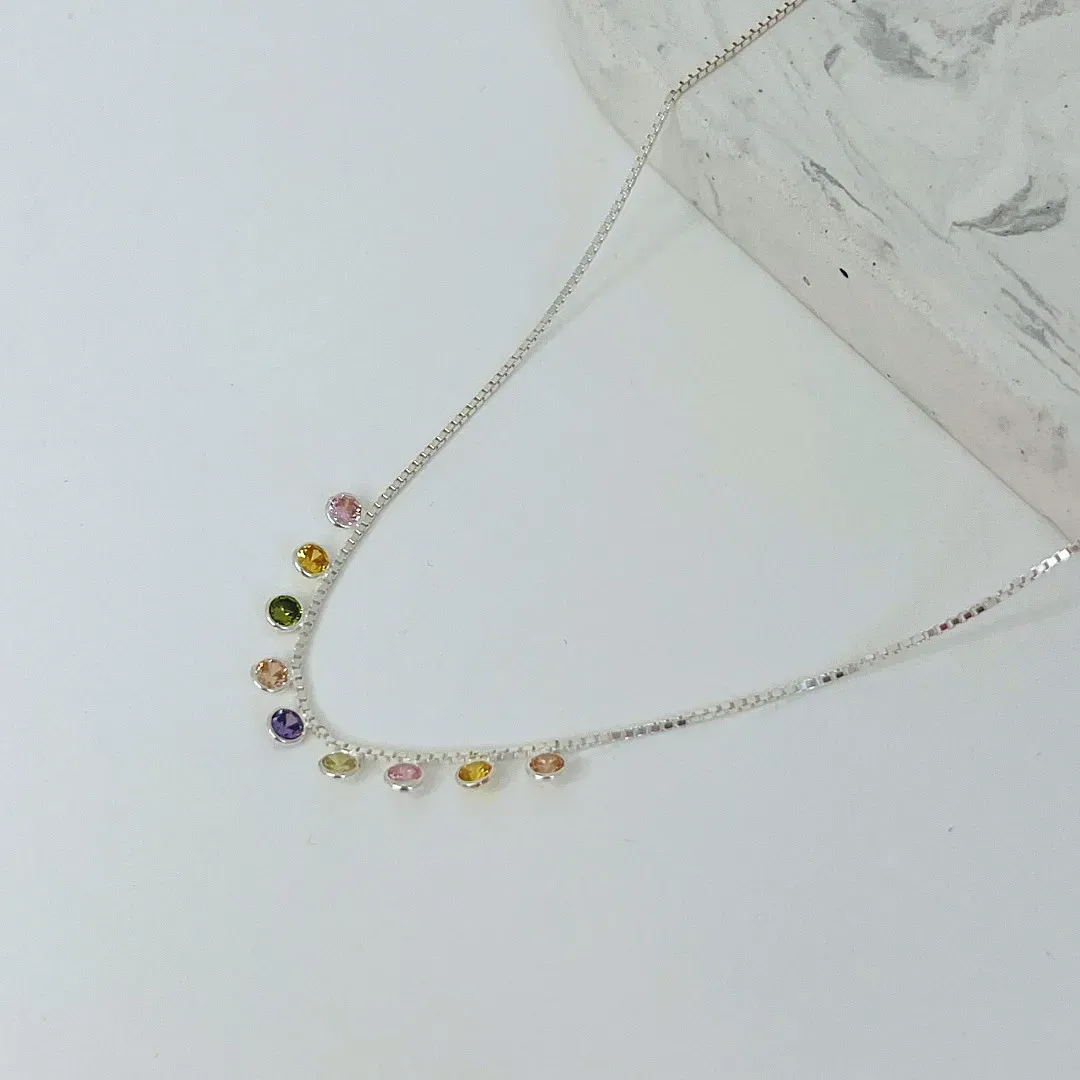 COLAR 9 PEDRINHAS COLORIDAS CANDY COLOR. 40CM DE REGULAGEM E 5CM DE REGULAGEM. EM PRATA 925.
