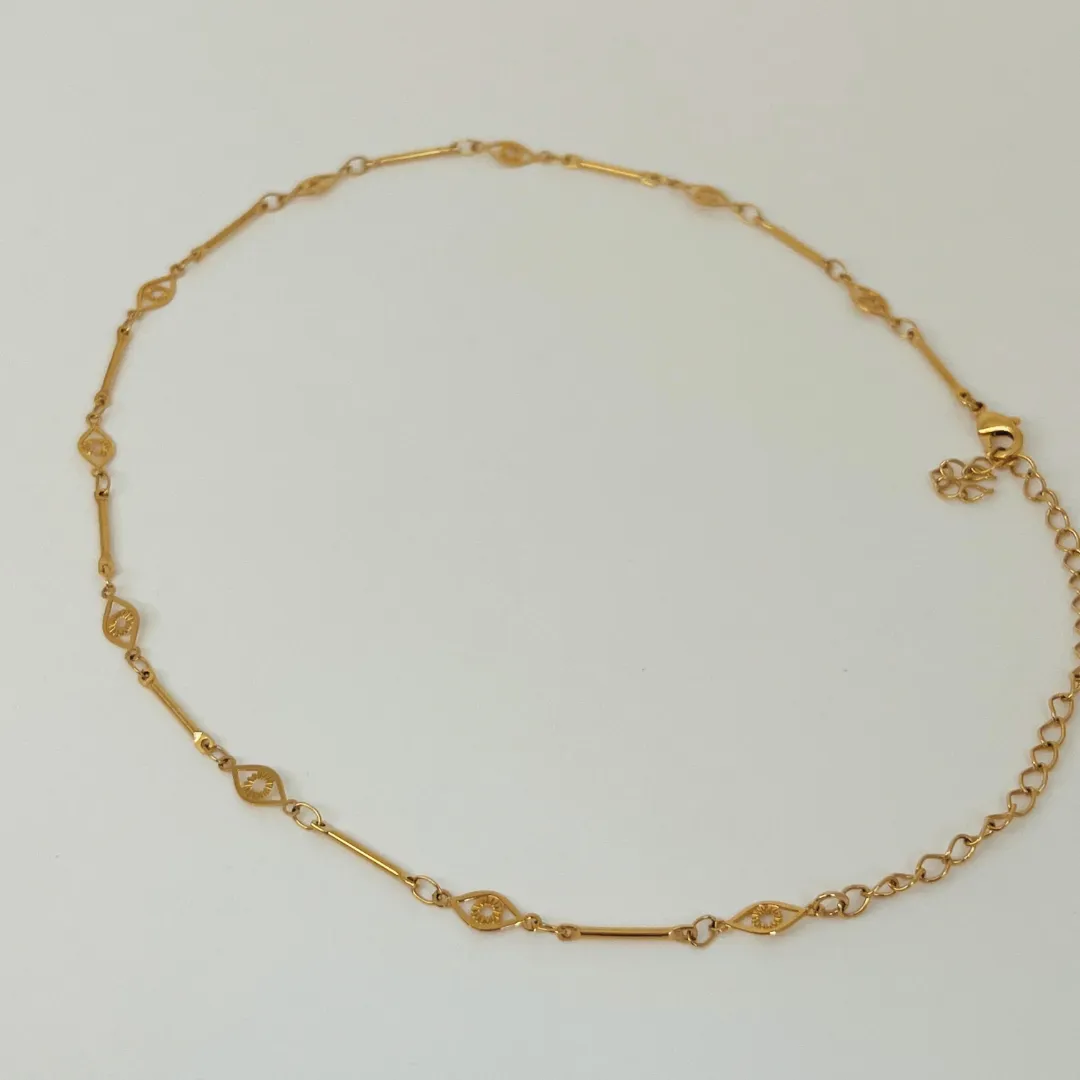 CHOKER PALITO OLHO GREGO. 30CM DE COMPRIMENTO E 10CM DE REGULAGEM. BANHADO A OURO 18K.