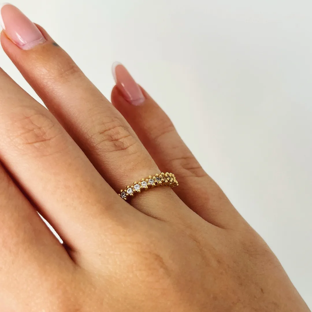 ANEL MEIA ALIANÇA CRAVEJADO CLÁSSICO. TAMANHO 12. BANHADO A OURO 18K.