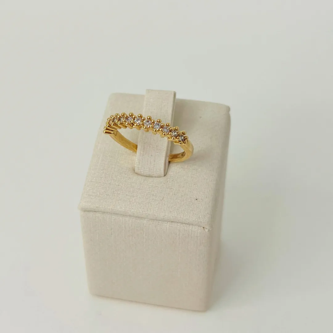 ANEL MEIA ALIANÇA CRAVEJADO CLÁSSICO. TAMANHO 12. BANHADO A OURO 18K.