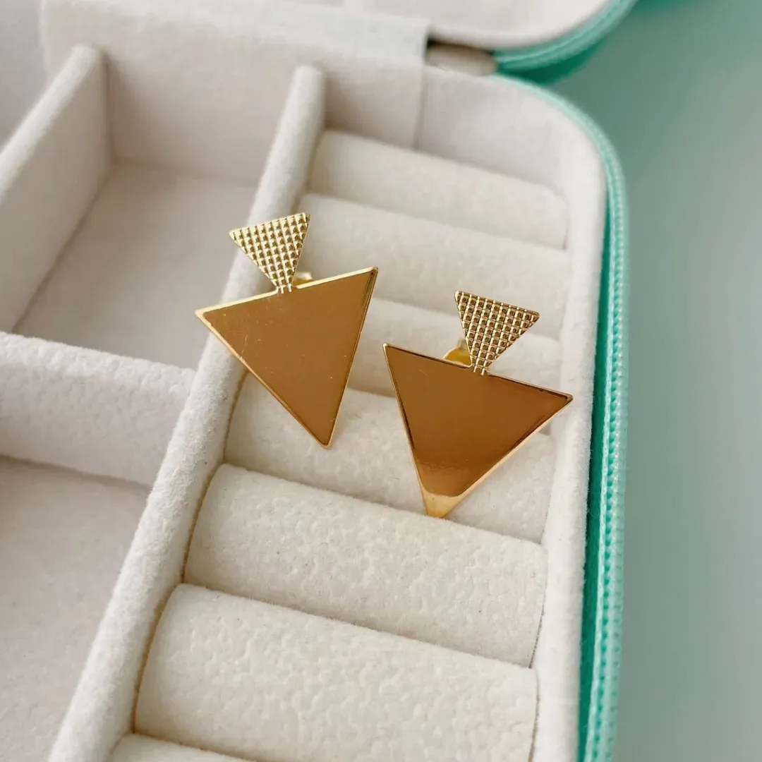 BRINCO 2 TRIÂNGULOS. BANHADO A OURO 18K.