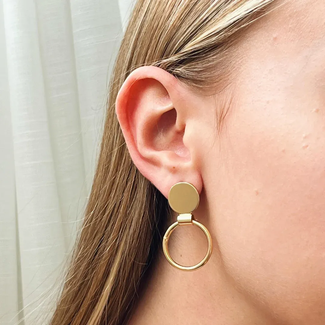 BRINCO CÍRCULOS. BANHADO A OURO 18K.