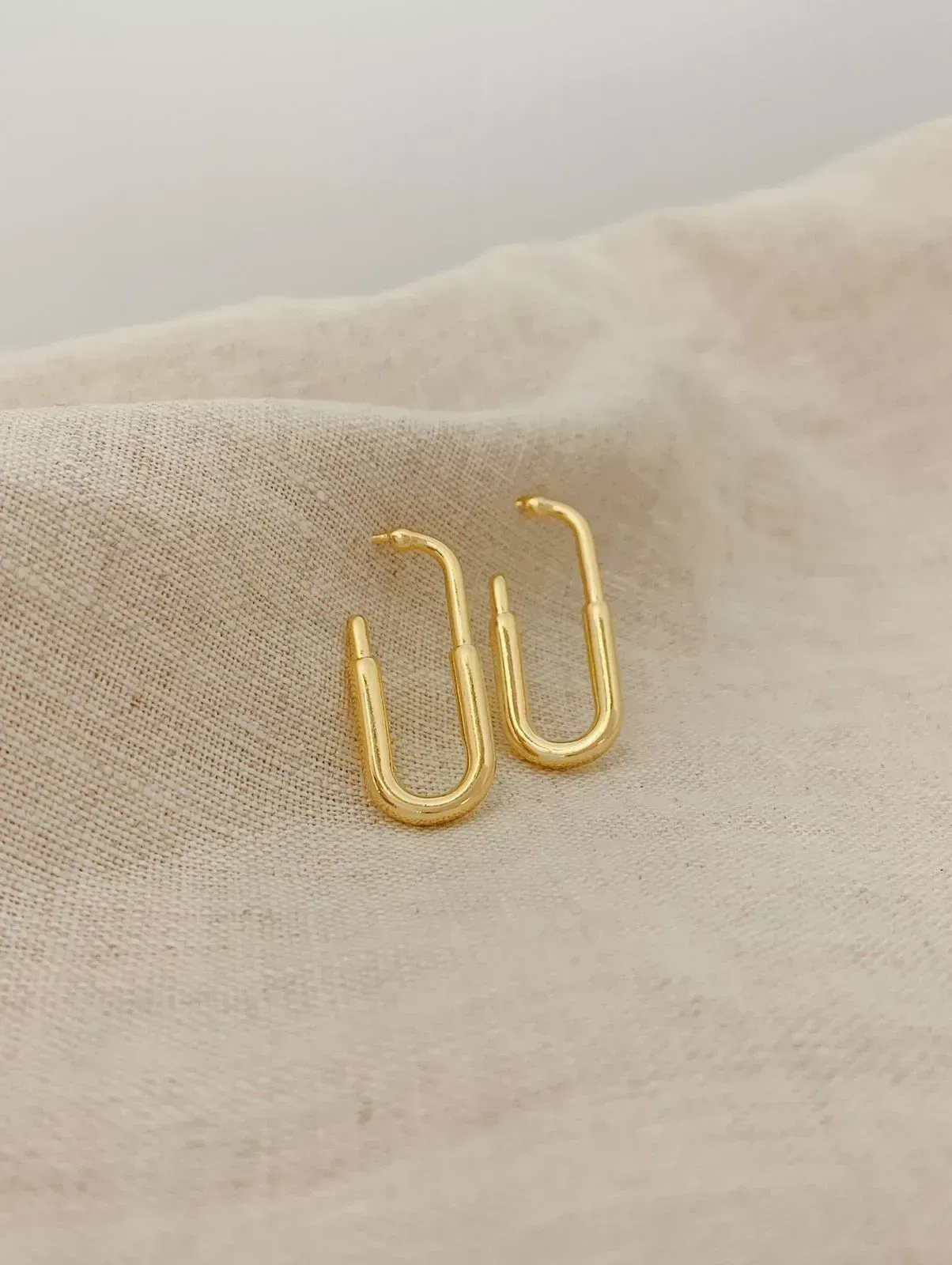 BRINCO MINIMALISTA OVAL. BANHADO A OURO 18K.