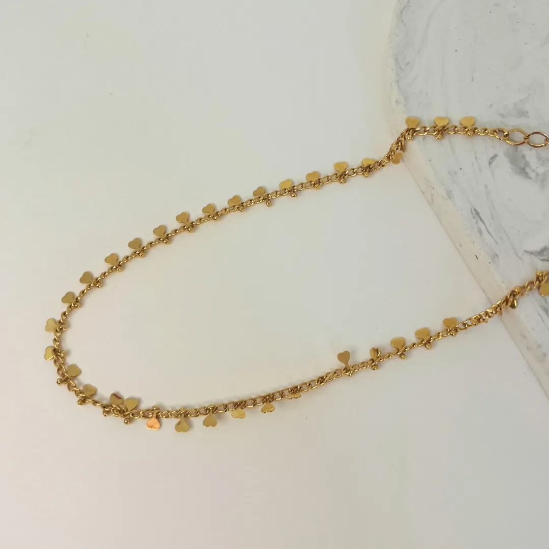 CHOKER CORAÇÕES PENDURADOS. 32CM DE COMPRIMENTO E 10CM DE REGULAGEM. BANHADO A OURO 18K.