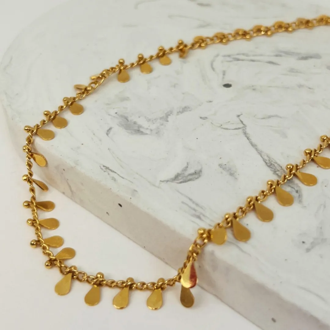 CHOKER GOTINHAS. 30CM DE COMPRIMENTO E 10CM DE REGULAGEM. BANHADA A OURO 18K.