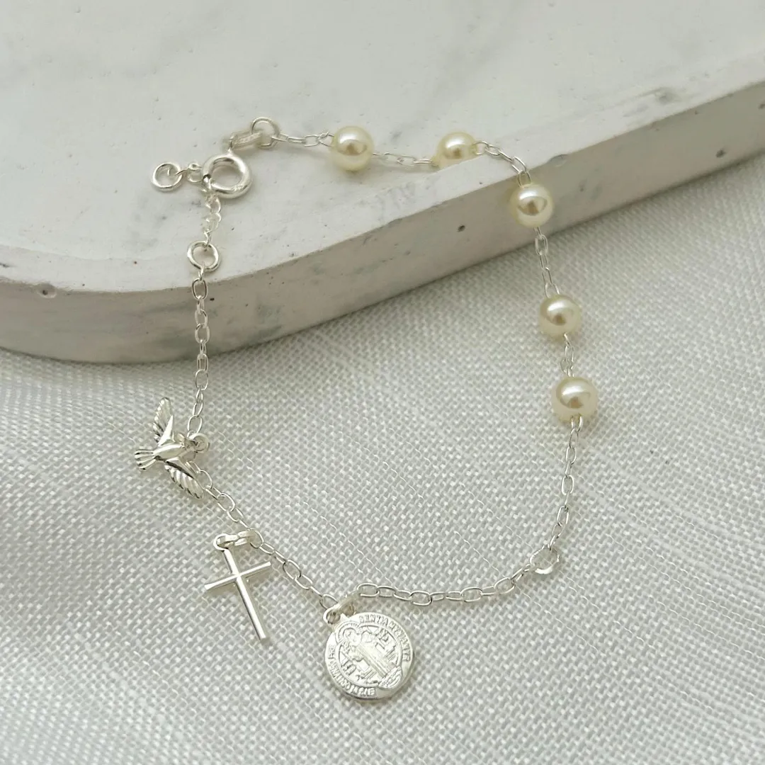 PULSEIRA PÉROLAS COM CRUZ, ESPÍRITO SANTO E MEDALHA DE SÃO BENTO. 18CM DE COMPRIMENTO E 2CM DE REGULAGEM. EM PRATA 925.
