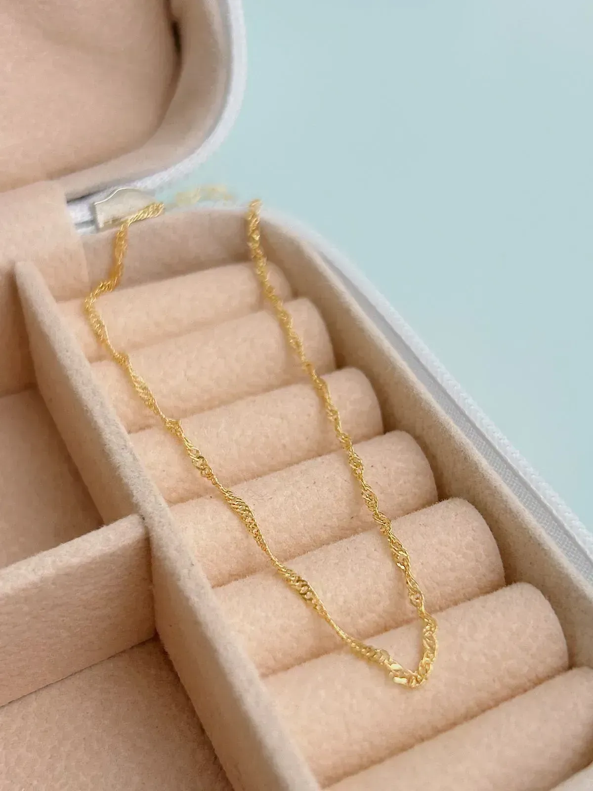 COLAR SINGAPURA MH. 45CM DE COMPRIMENTO E 5CM DE REGULAGEM. BANHADO A OURO 18K.