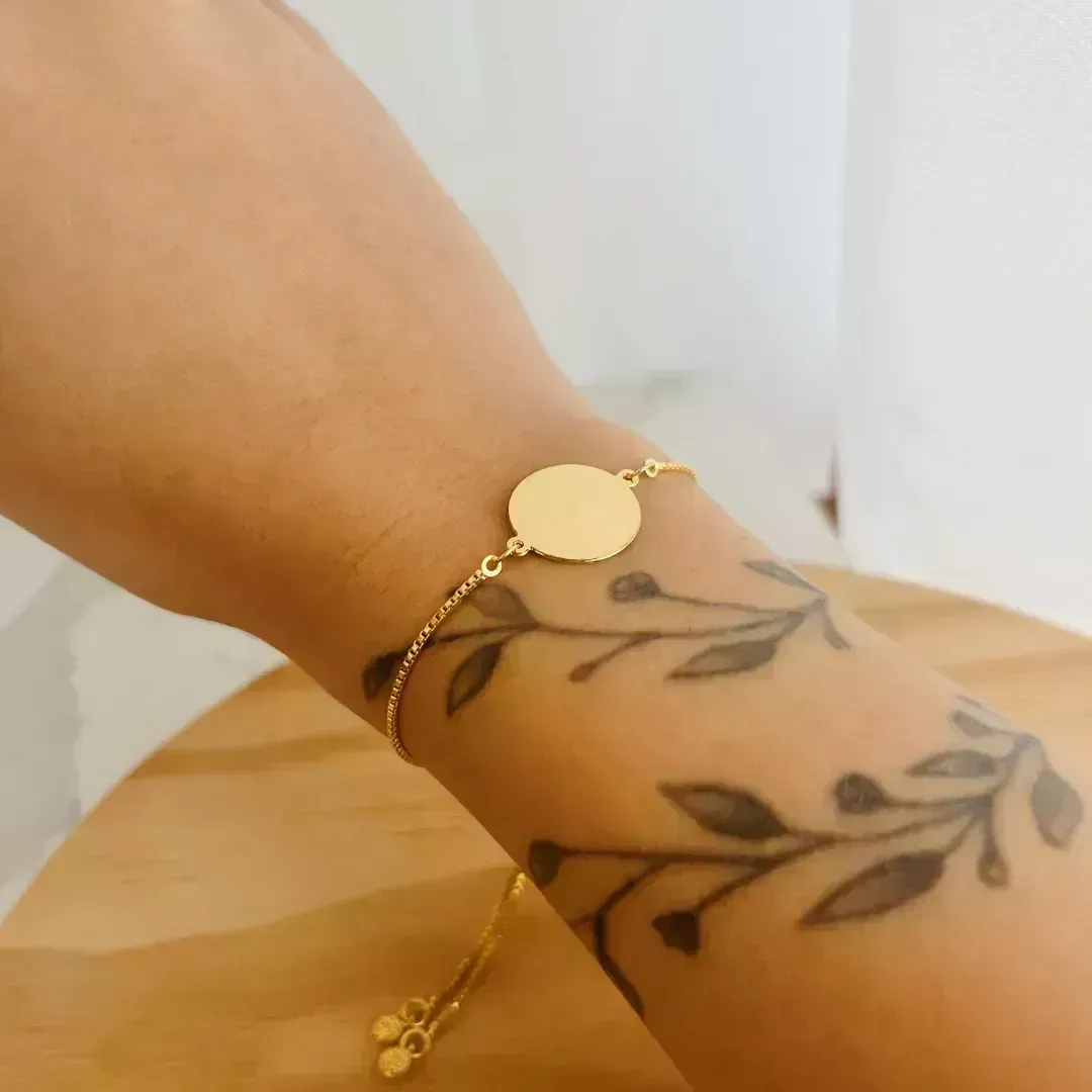 PULSEIRA PERSONALIZADA MEDALHA 15MM REGULÁVEL DOURADA. BANHADA A OURO 18K.