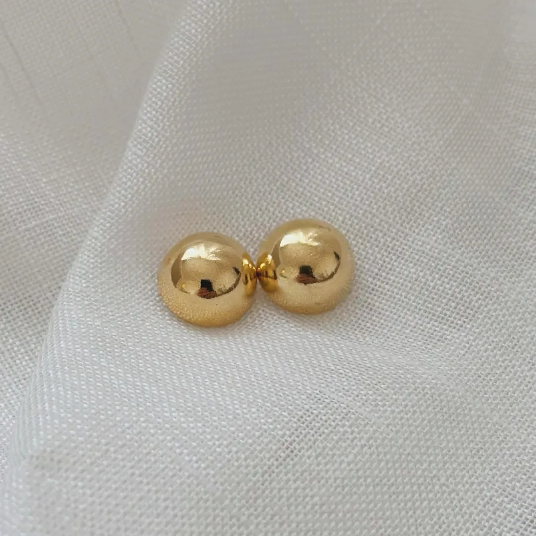 BRINCO MEIA ESFERA DOURADA. BANHADO A OURO 18K.
