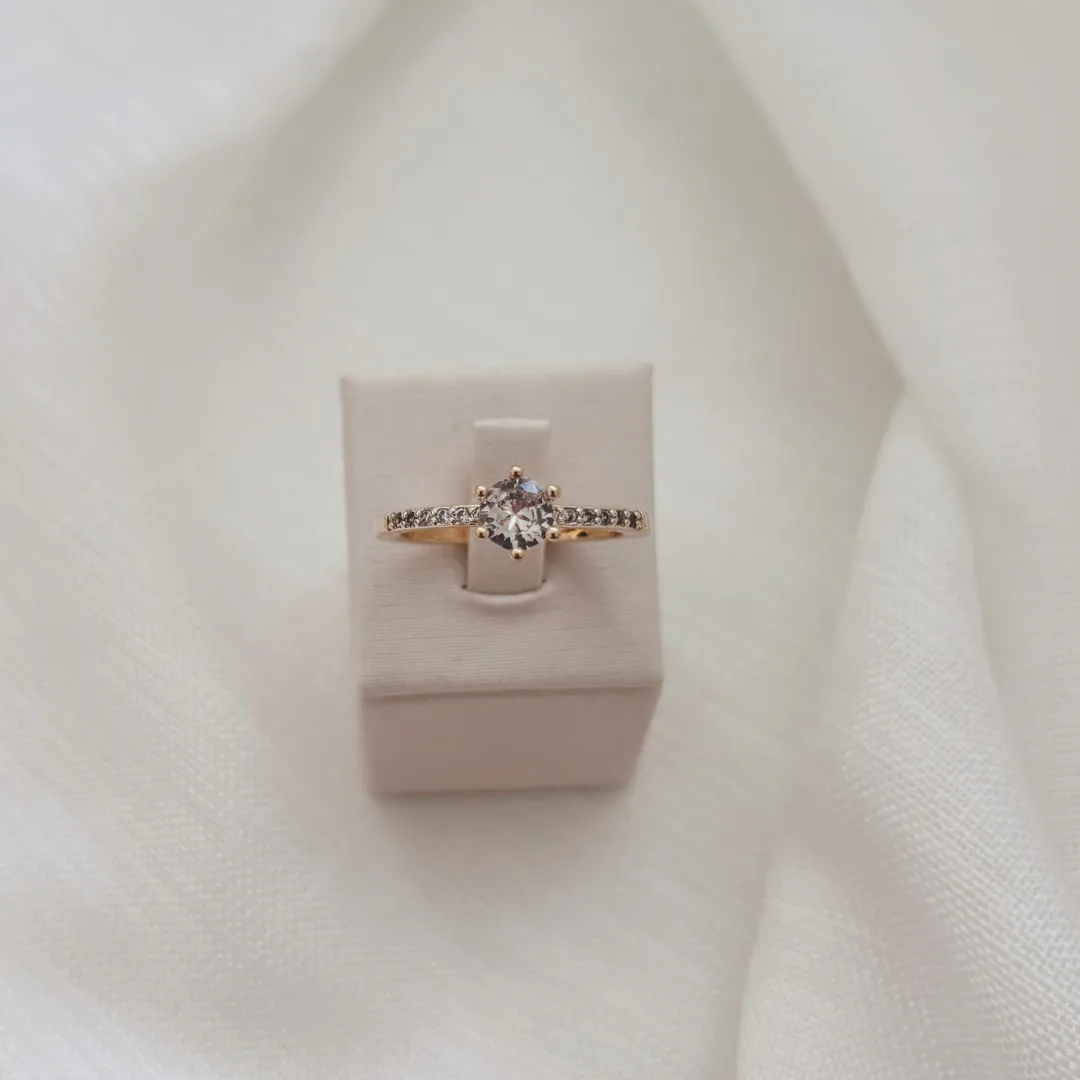 ANEL SOLITÁRIO COM MEIO ARO CRAVEJADO. TAMANHO 25. BANHADO A OURO 18K.