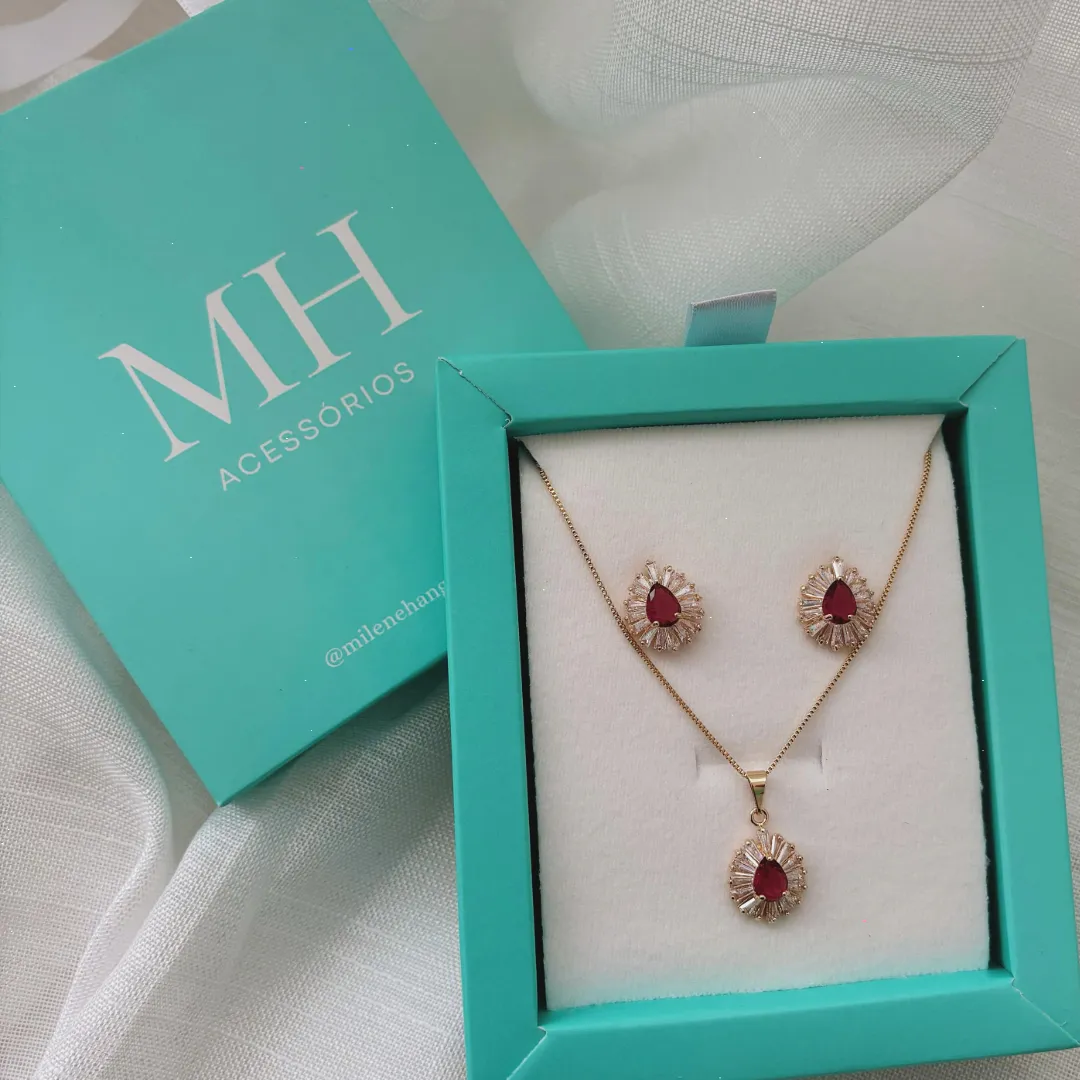 CONJUNTO GOTA RUBI COM BORDA DE ZIRCÔNIA NAVETE. 45CM DE COMPRIMENTO E 5CM DE REGULAGEM. BANHADO A OURO 18K.