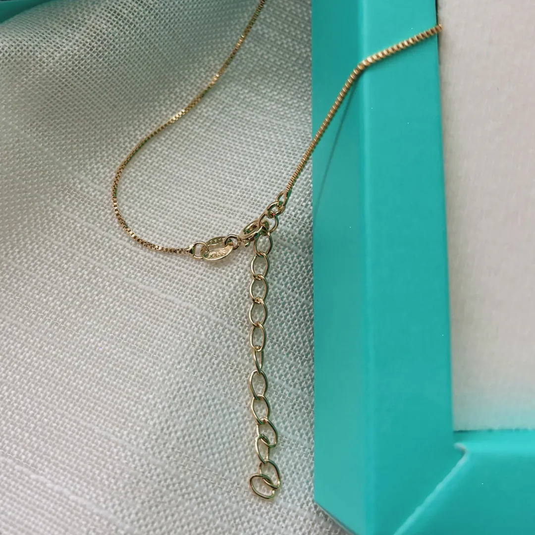 CONJUNTO TREVO CRAVEJADO CRISTAL COM BORDA TRABALHADA E ARGOLA. 45CM DE COMPRIMENTO E 5CM DE REGULAGEM. BANHADO A OURO 18K.