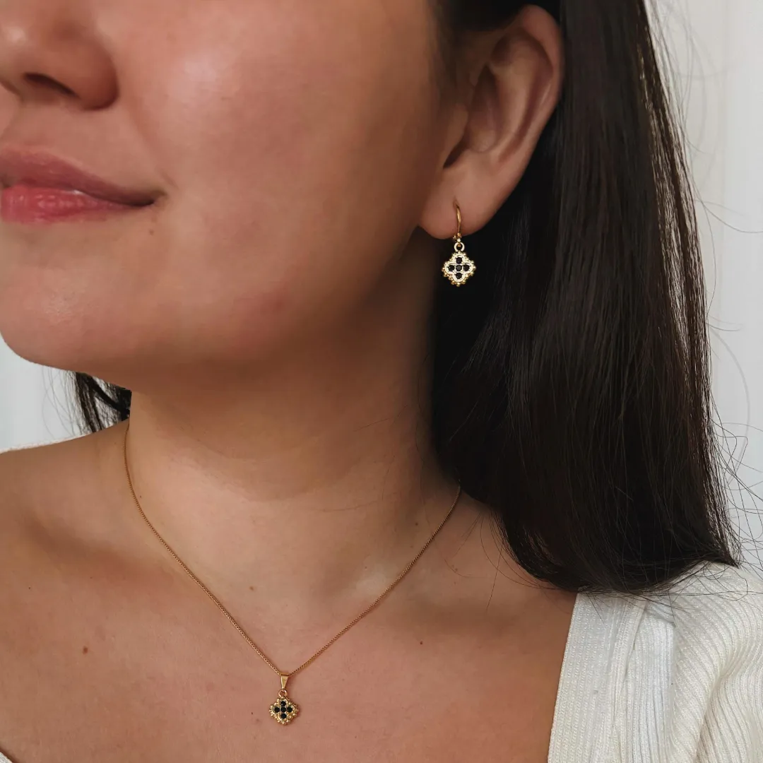 CONJUNTO TREVO CRAVEJADO PRETO COM BORDA TRABALHADA E ARGOLA. 45CM DE COMPRIMENTO E 5CM DE REGULAGEM. BANHADO A OURO 18K.