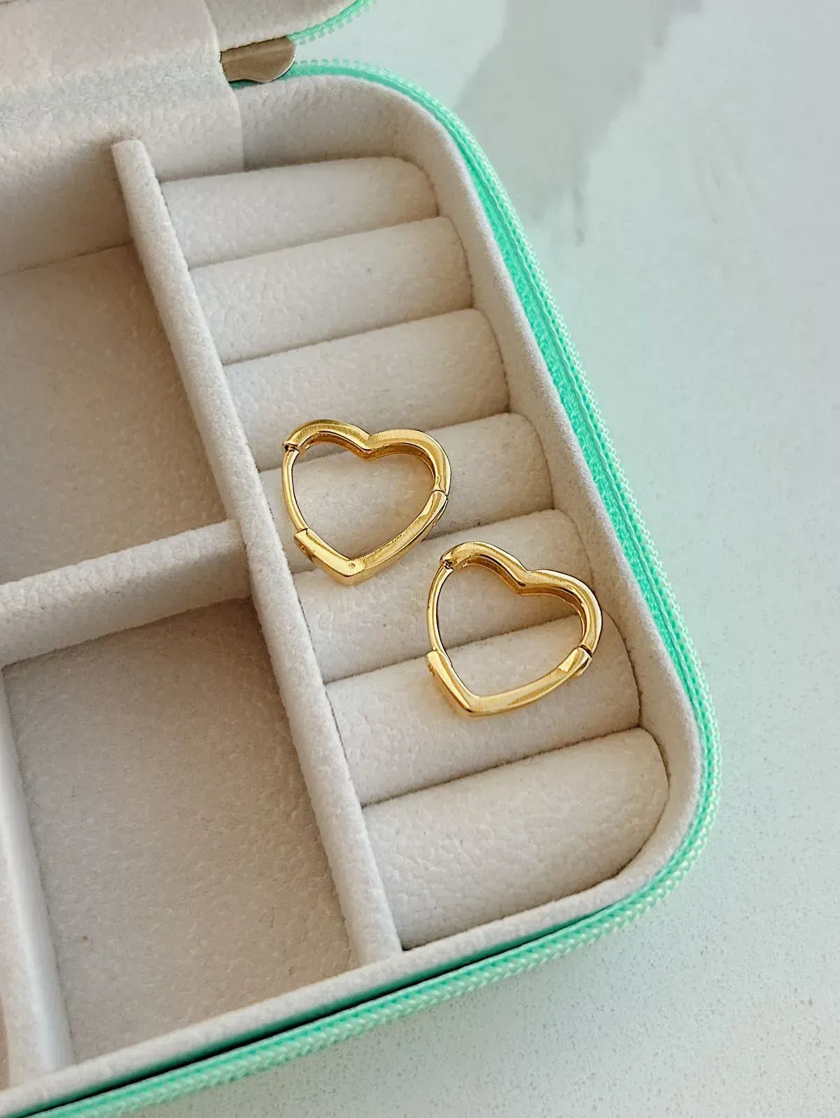 BRINCO ARGOLA EM FORMATO DE CORAÇÃO. TAMANHO G. BANHADO A OURO 18K.