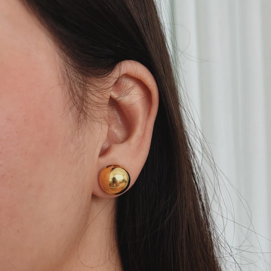 BRINCO MEIA ESFERA DOURADA. BANHADO A OURO 18K.