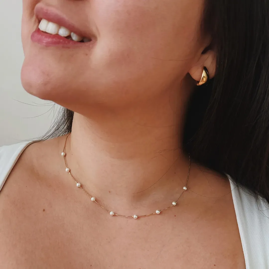COLAR 9 PÉROLAS. 45CM DE COMPRIMENTO E 5CM DE REGULAGEM. BANHADO A OURO 18K.