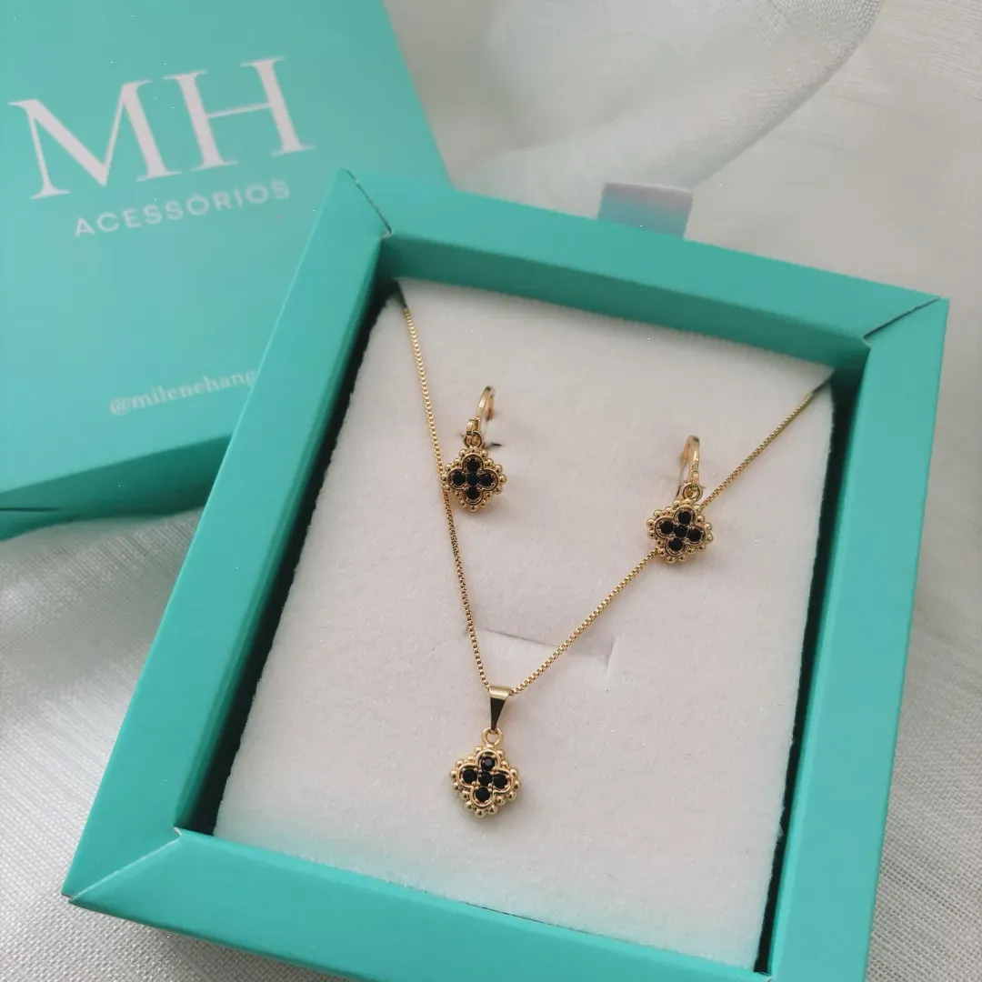 CONJUNTO TREVO CRAVEJADO PRETO COM BORDA TRABALHADA E ARGOLA. 45CM DE COMPRIMENTO E 5CM DE REGULAGEM. BANHADO A OURO 18K.