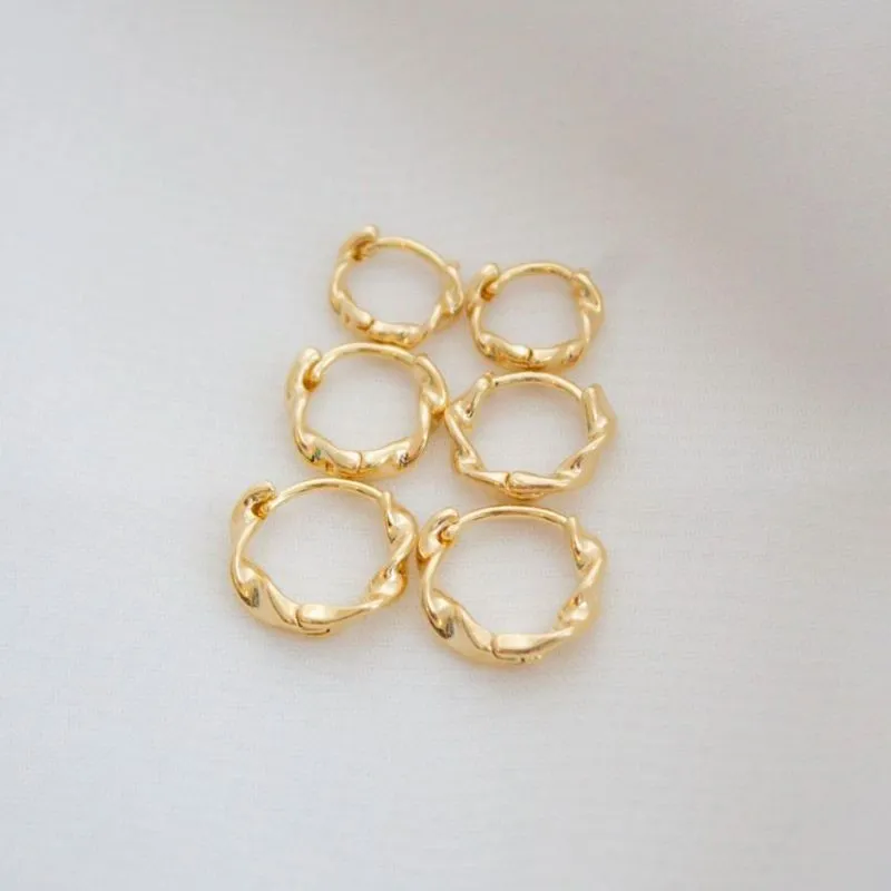 BRINCO ARGOLA TORCIDA. TAMANHO P. BANHADA A OURO 18K.