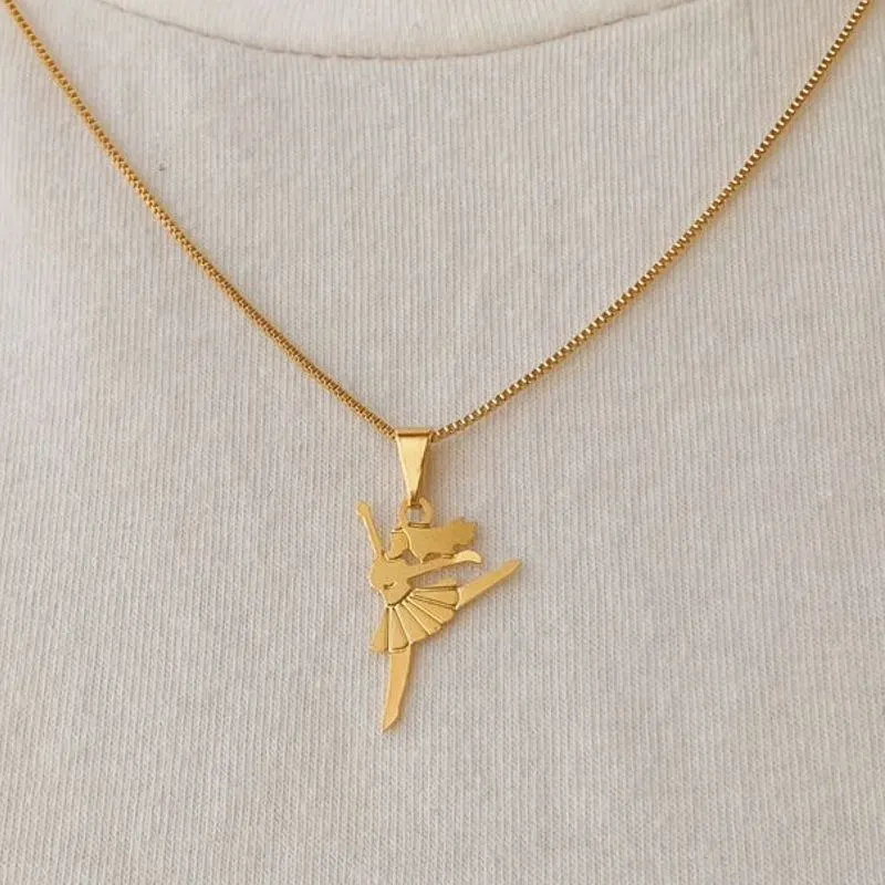 COLAR COM PINGENTE DE BAILARINA. 45CM DE COMPRIMENTO E 5CM DE REGULAGEM. BANHADO A OURO 18K.