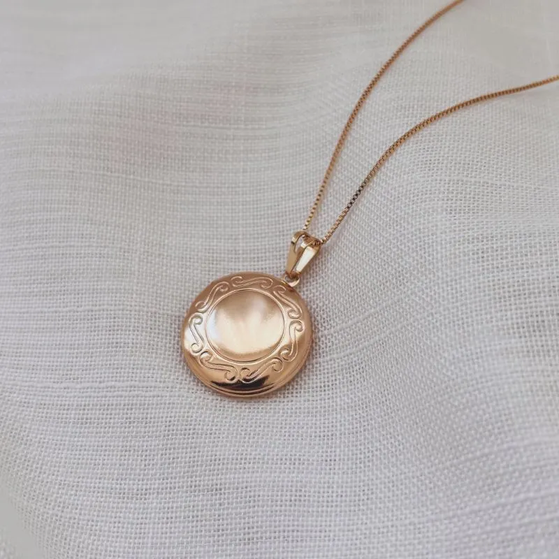 COLAR RELICÁRIO REDONDO TRABALHADO DOURADO. 45CM DE COMPRIMENTO E 5CM DE REGULAGEM. BANHADO A OURO 18K.