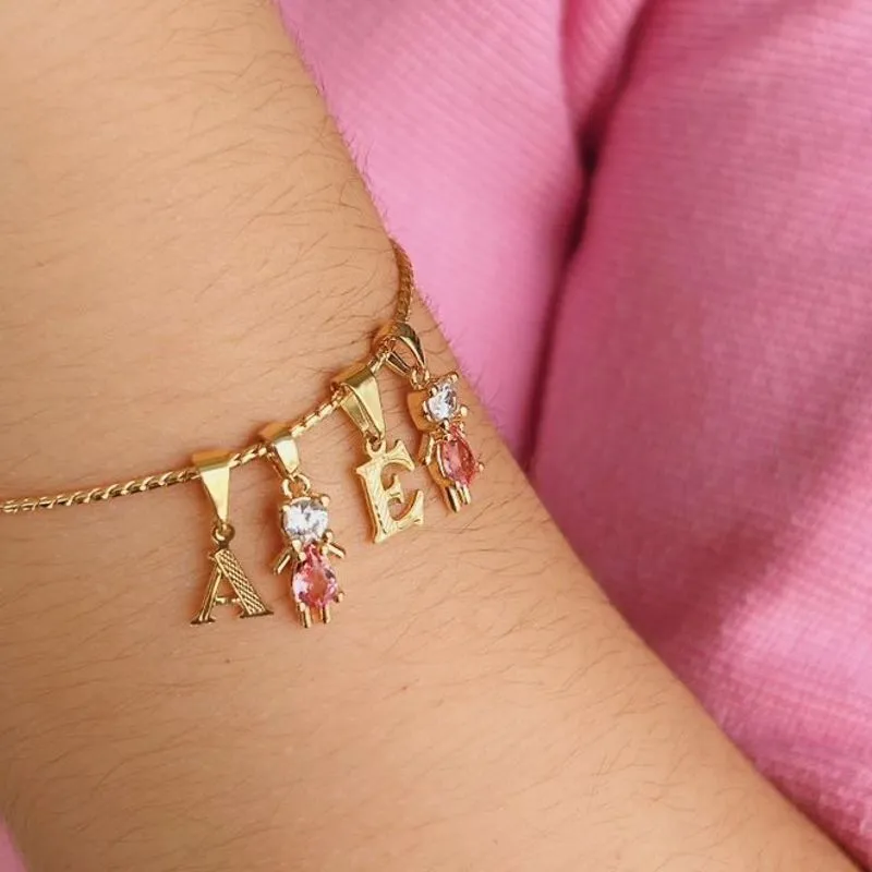 PINGENTE BÁSICO LETRA e. BANHADO A OURO 18K.