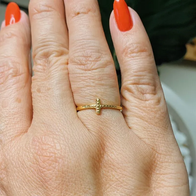 ANEL CRUZ NA HORIZONTAL. BANHADO A OURO 18K.