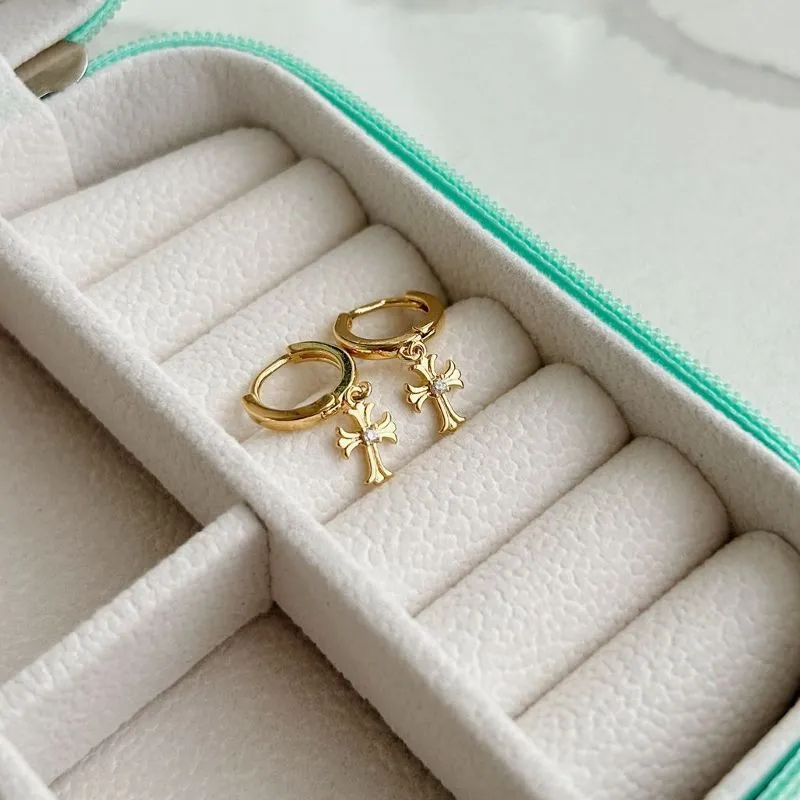 BRINCO ARGOLA COM PINGENTE DE CRUZ DETALHADA BANHADA A OURO 18K.