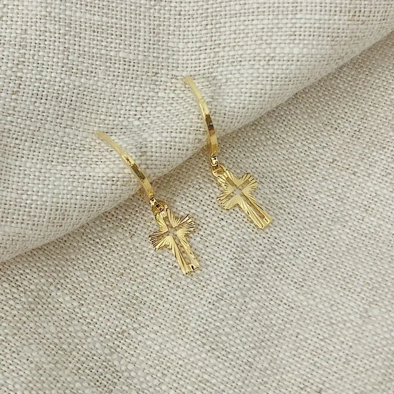 BRINCO ARGOLA COM PINGENTE DE CRUZ DIAMANTADA E VAZADA.  BANHADO A OURO 18K.