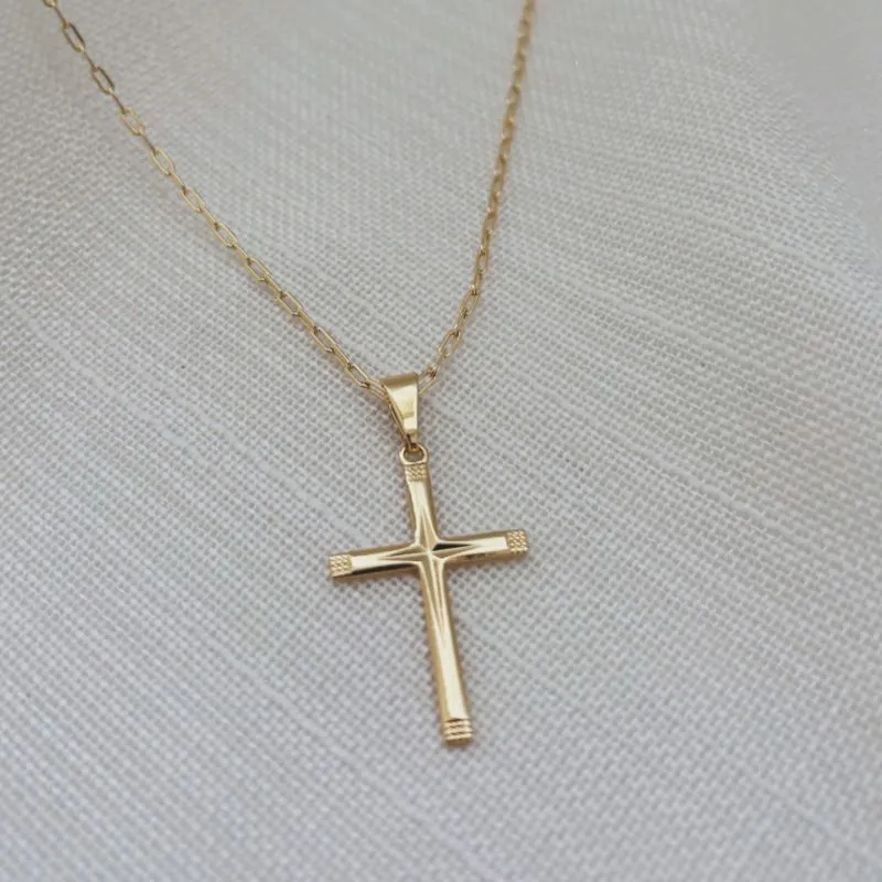 COLAR ELOS COM CRUZ PONTA PONTILHADA. 60CM DE COMPRIMENTO. BANHADO A OURO 18K.