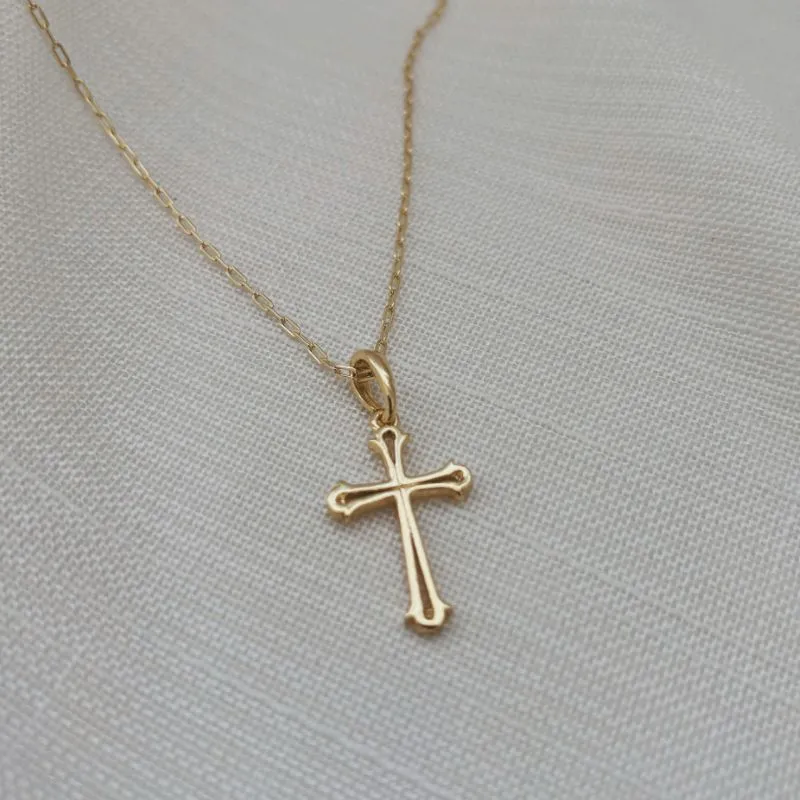 COLAR ELOS COM CRUZ VAZADA ARREDONDADA. 60CM DE COMPRIMENTO. BANHADO A OURO 18K.