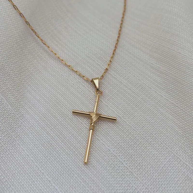 COLAR ELOS CRUZ PALITO COM  MANTO. 60CM DE COMPRIMENTO. BANHADO A OURO 18K.