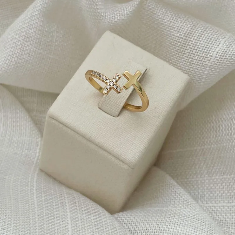 ANEL REGULÁVEL (14 A 18) COM 2 CRUZES LISA E CRAVEJADA NAS PONTAS. BANHADO A OURO 18K.