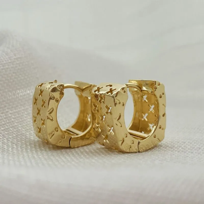 BRINCO ARGOLA GROSSA QUADRADA COM X VAZADOS. 1CM DE LARGURA E FECHO CLICK. BANHADA A OURO 18K.