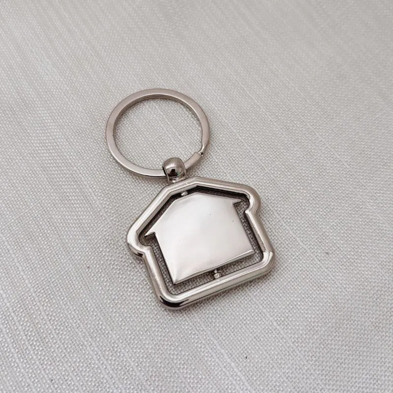 CHAVEIRO INTERATIVO EM FORMATO DE CASA. EM AÇO INOX. 4CM DE LARGURA E 7,5CM DE ALTURA. ÁREA GRAVÁVEL 24MMX15MM.