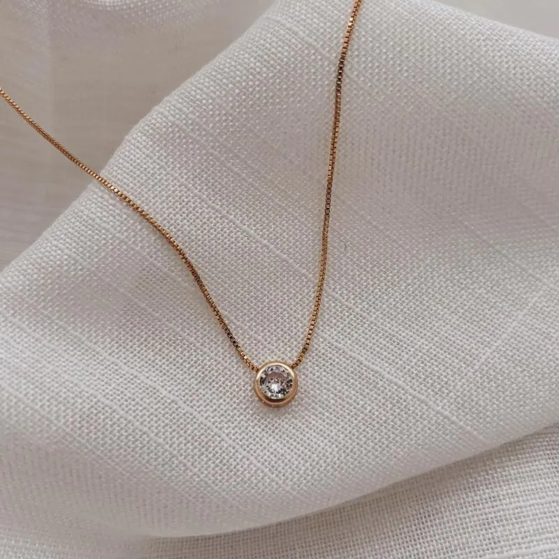 COLAR COM PONTO DE LUZ 5MM MH. 45CM DE COMPRIMENTO E 5CM DE REGULAGEM. BANHADO A OURO 18K.
