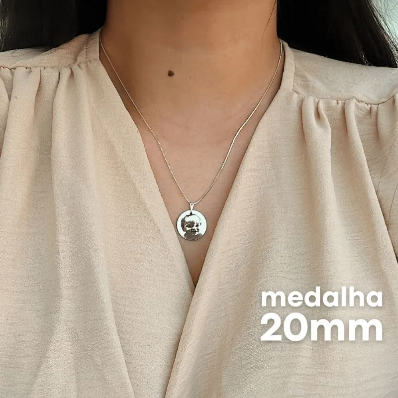 COLAR PERSONALIZADO MEDALHA 20MM PRATEADO. 45CM DE COMPRIMENTO E 5CM DE REGULAGEM. BANHADO A PRATA.