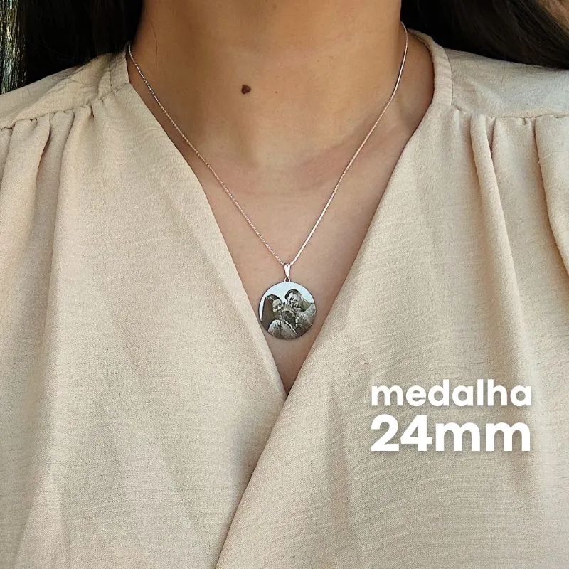 COLAR PERSONALIZADO MEDALHA 24MM PRATEADO. 45CM DE COMPRIMENTO E 5CM DE REGULAGEM. BANHADO A PRATA.