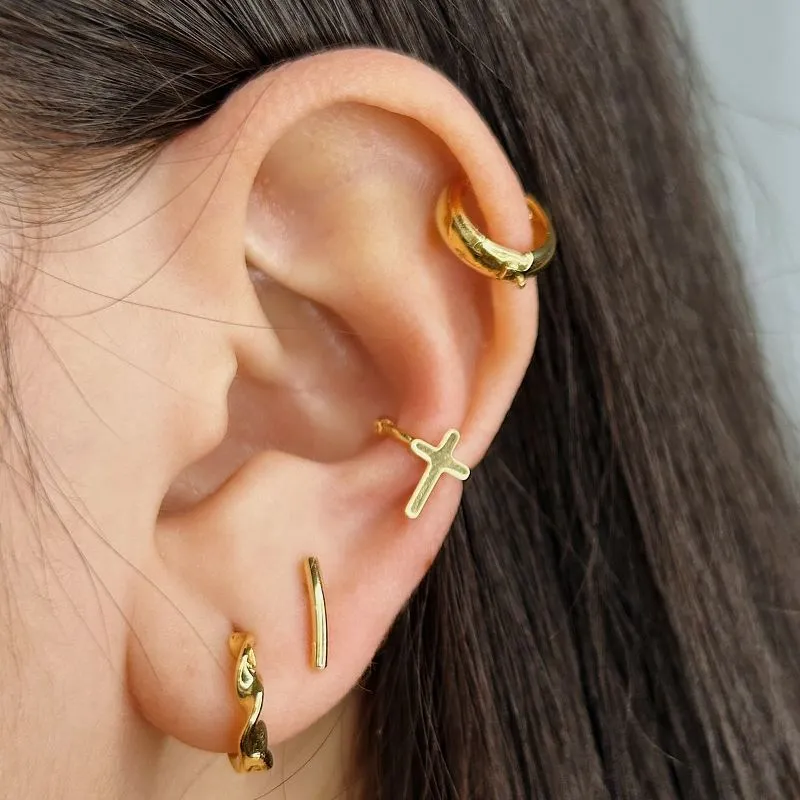 PIERCING COM CRUZ. BANHADO A OURO 18K.