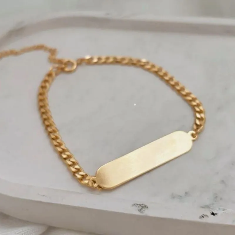 PULSEIRA GRUME COM PLAQUINHA DE 4CM. 18CM DE COMPRIMENTO E 5CM DE REGULAGEM. BANHADA A OURO 18K.