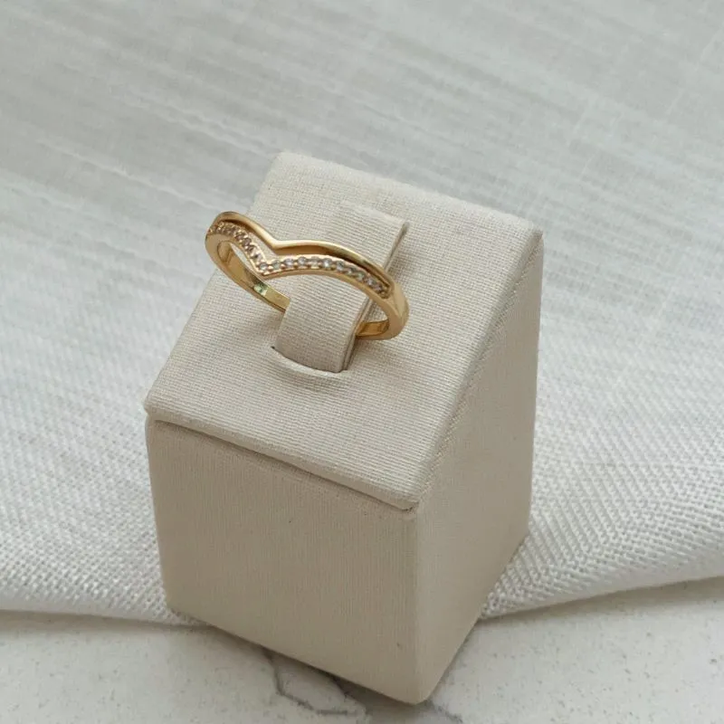 ANEL 2 V'S (LISO E CRAVEJADO). BANHADO A OURO 18K.