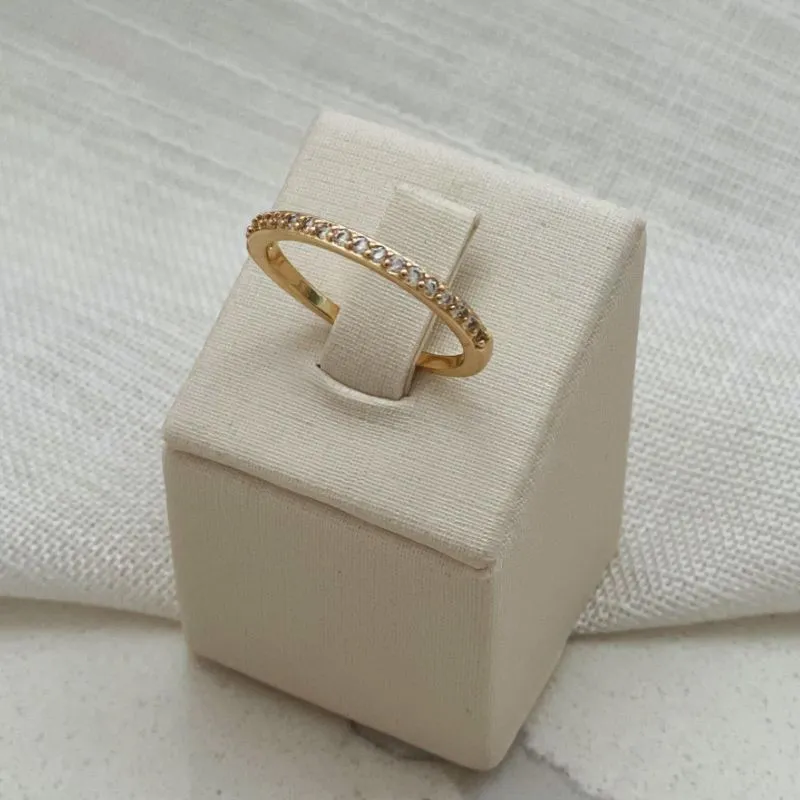 ANEL APARADOR MEIA ALIANÇA CRAVEJADO 19 ZIRCÔNIAS. TAMANHO 3. BANHADO A OURO 18K.
