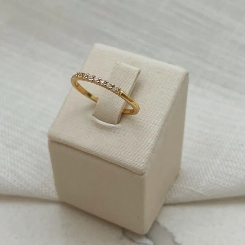 ANEL MEIA ALIANÇA CRAVEJADO COM 7 ZIRCÔNIAS. BANHADO A OURO 18K.